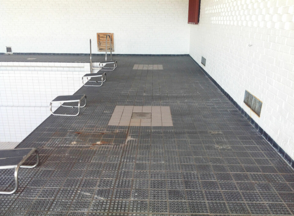 Området rundt bassenget som er vekselsvis vått og tørt er utsatt for skader.