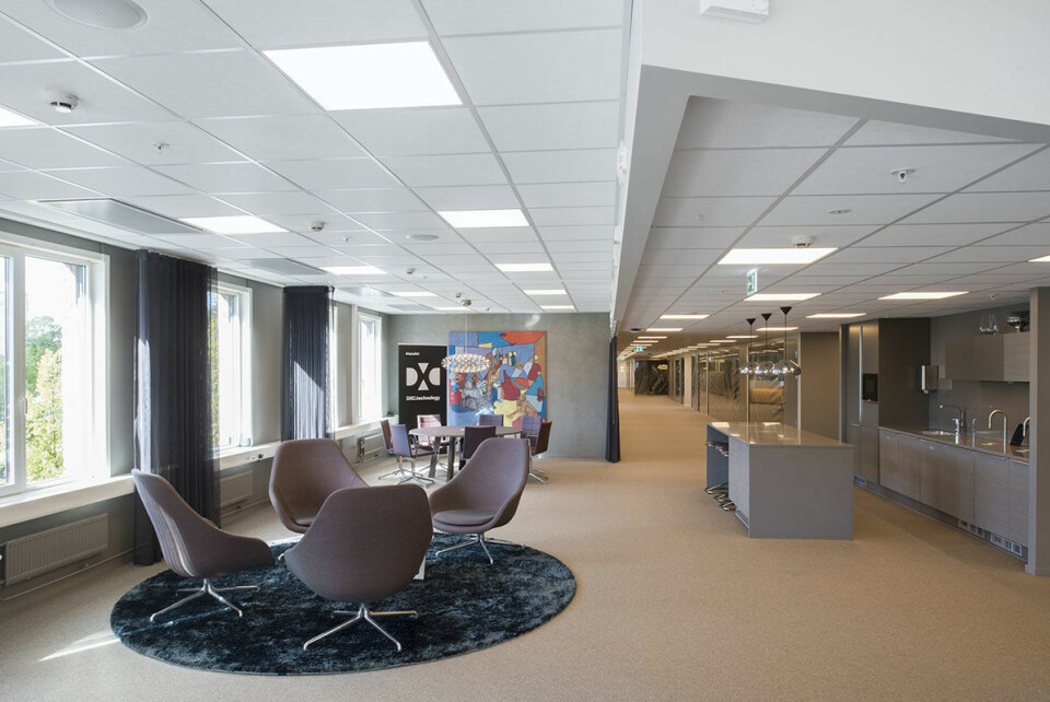 Å absorbere mest mulig av lyden i taket gjenskaper opplevelsen ute, der lyden er mer naturlig for oss mennesker. Klikk for større versjon