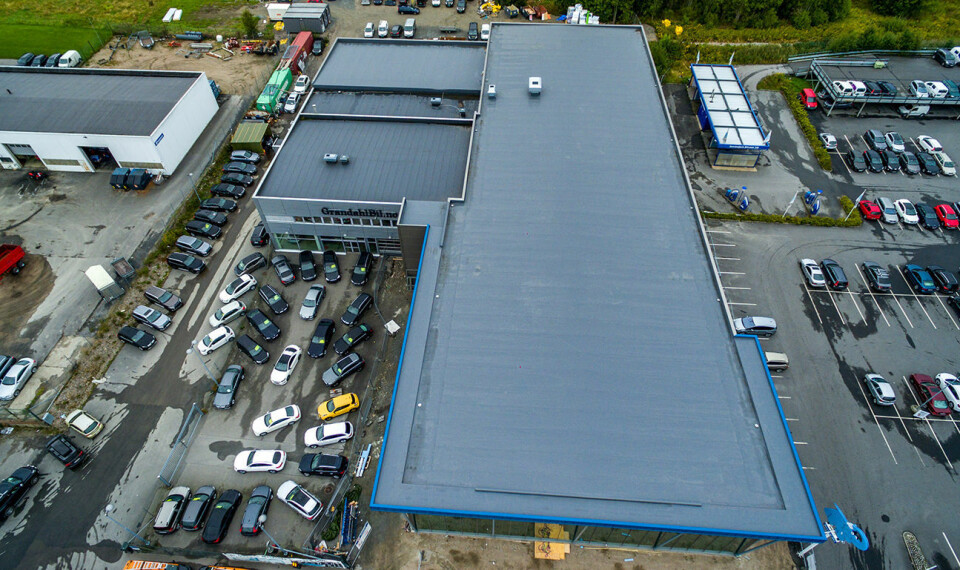 70 TONN MED VANN: Taket på Grandahl Bil i Sarpsborg er dimensjonert for å fordrøye 70.000 liter vann.