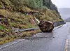 En stor stein falt ned i veibanen ved Økslandtunnelen på E39 i Sunnfjord mandag. Foto: Statens vegvesen