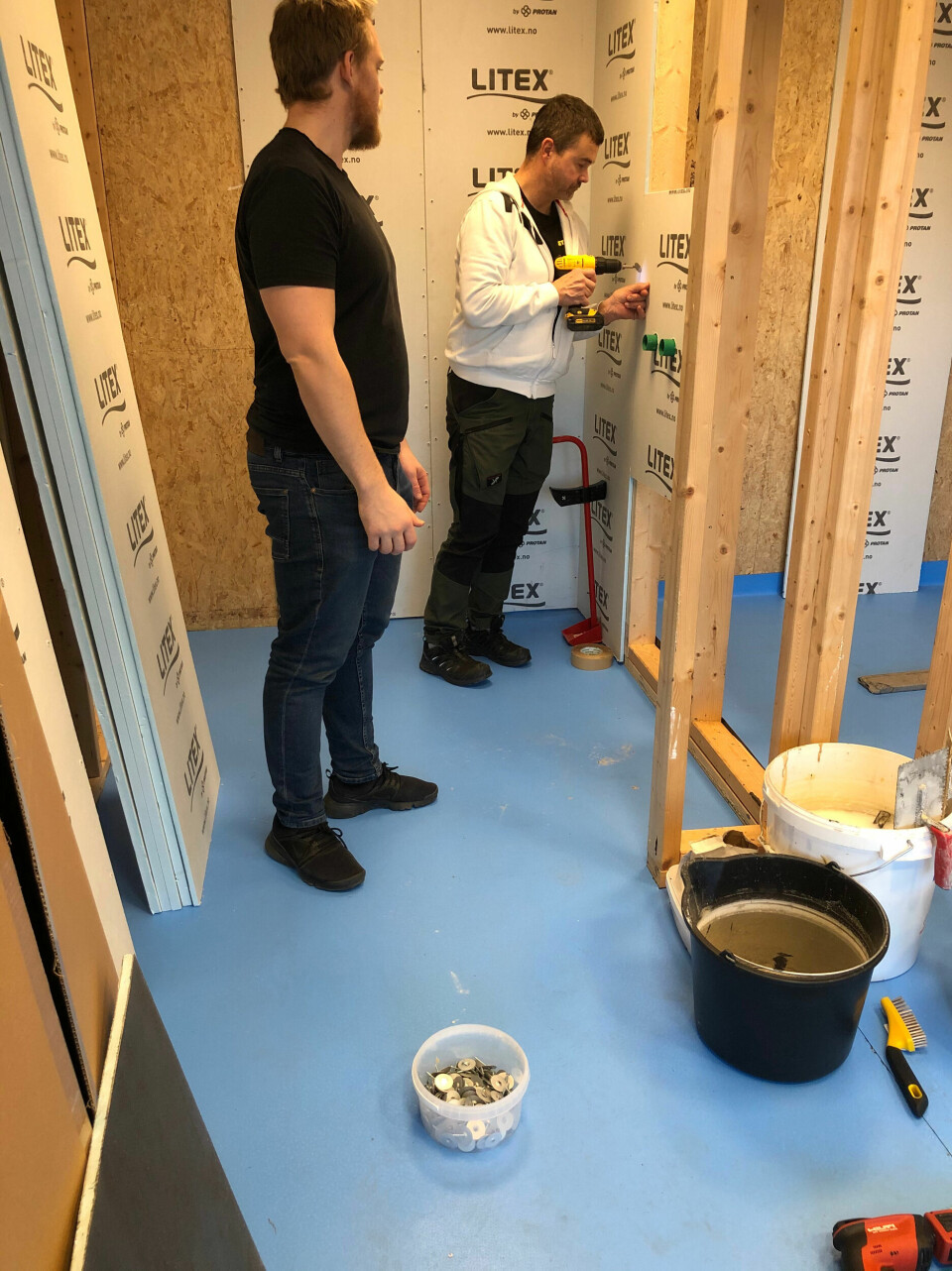 ENKELT OG EFFEKTIVT: Representanter fra Brafas AS og Betonmast Boligbygg AS deltok på Litex våtromsskole i januar 2020.