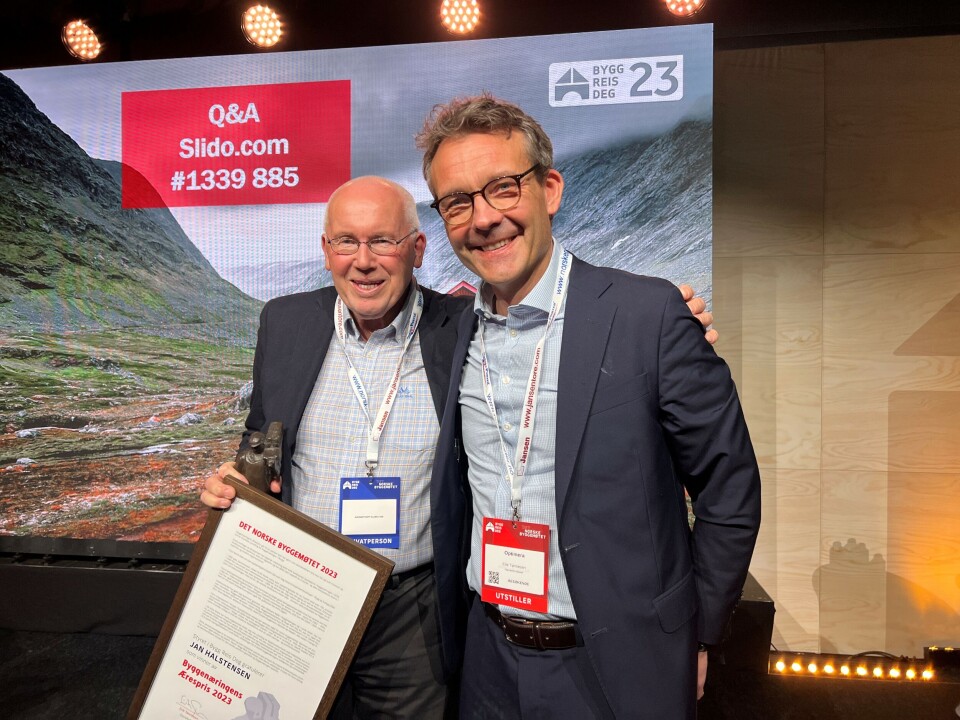 Styreleder Erik Tønnesen fikk æren av å dele ut prisen til Jan Halstensen.