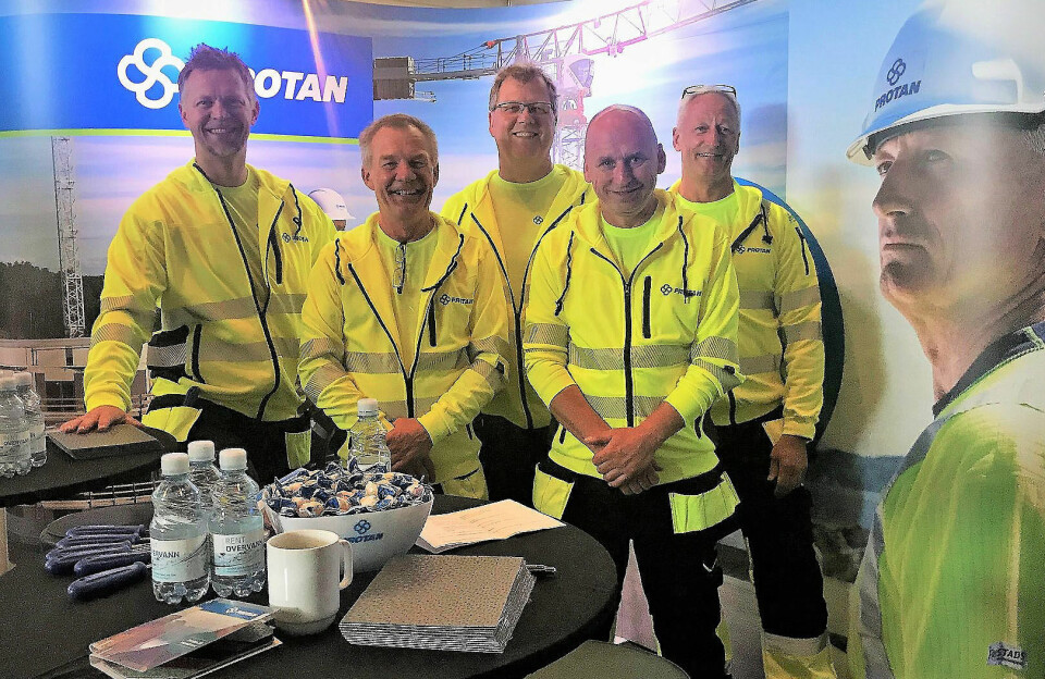 I GULE LEDERTRØYER: Protan-salgsteamet på plass på standen på Norges Takmesse i Trondheim. Takdirektør Frank Utheim (til venstre) står sammen med Egil Egseth, Bjørn Nordseth, Vidar Becher og Øyvind Olsen. Og ja, det er Olsen helt ytterst til høyre på messeveggen også.
