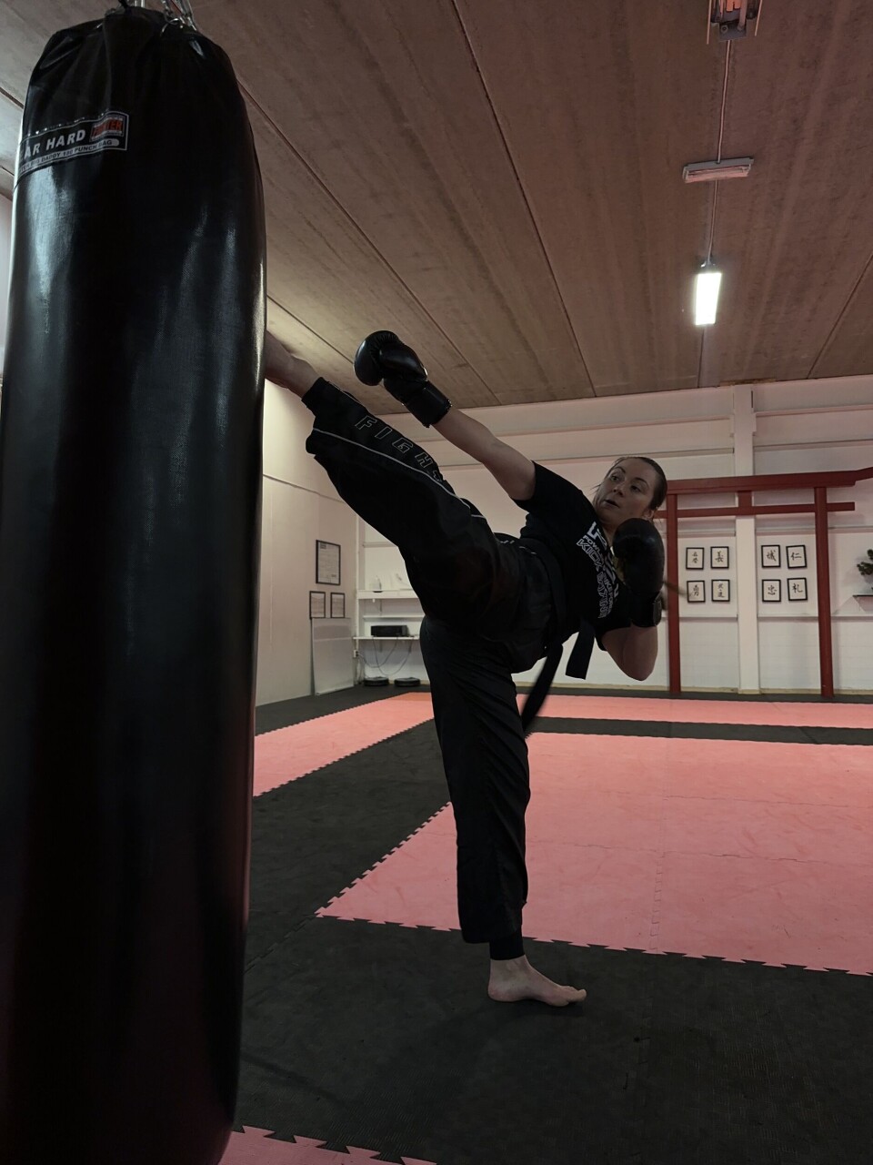 Margarita Torres Håland Aasen mener kickboksingen har gitt henne styrke til å være en bedre og sunnere håndverker. Foto: Privat