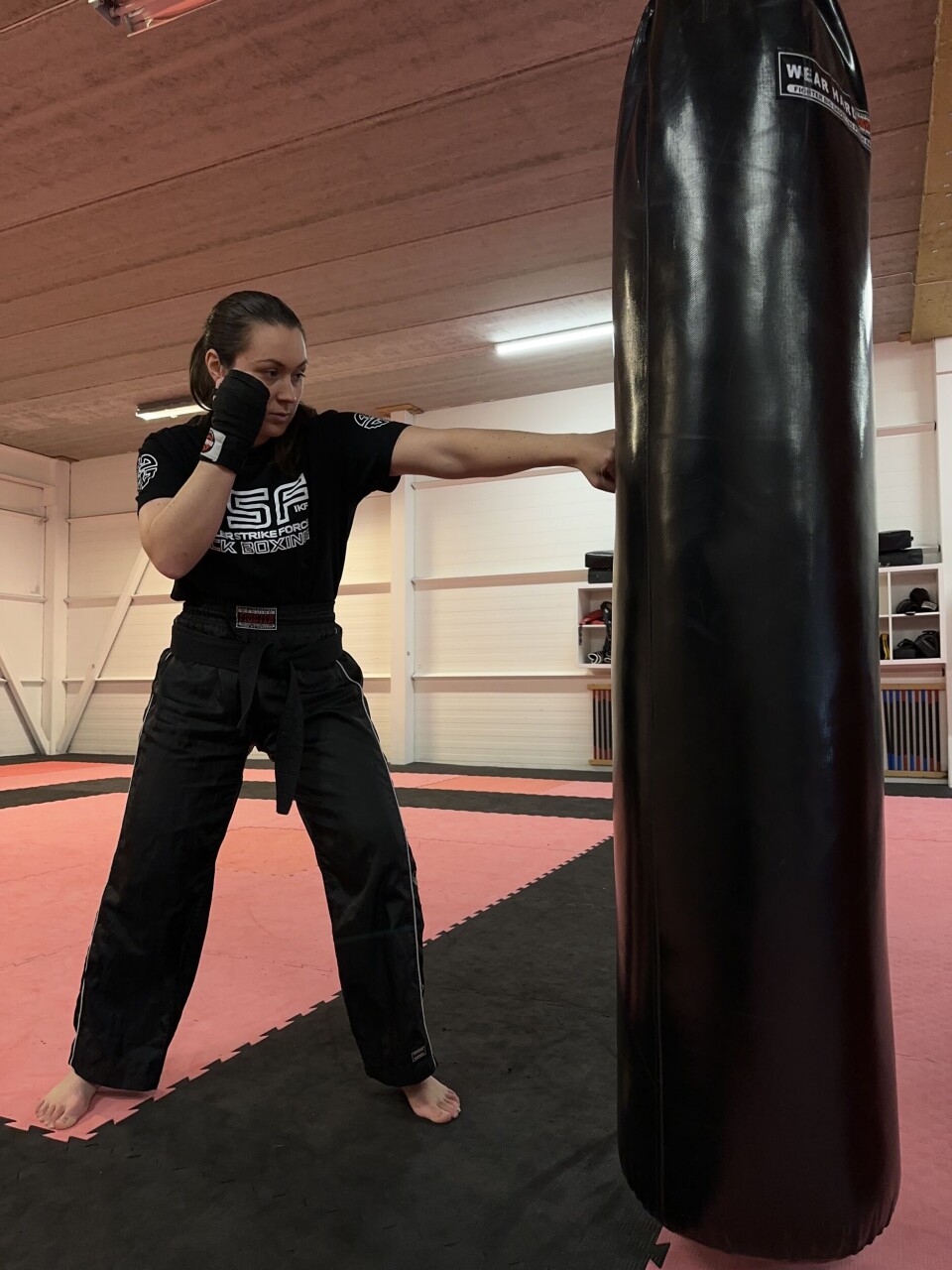 Margarita Torres Håland Aasen mener kickboksingen har gitt henne styrke til å være en bedre og sunnere håndverker. Foto: Privat