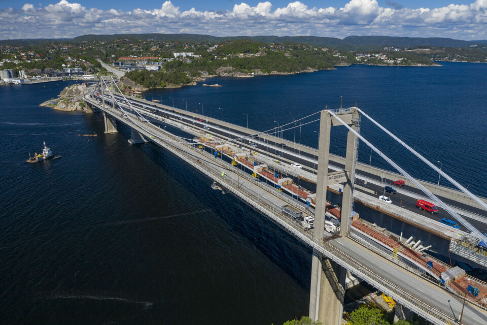 To personer er hardt skadd i en arbeidsulykke på Varoddbrua i Kristiansand.