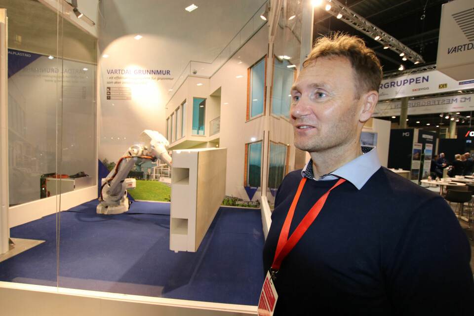 Jarl Sandnes i Vartdal Plast er fornøyd med både pågangen og oppmerksomheten de har fått for blant annet roboten som viser frem det nye grunnmursystemet.