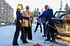 Kong Harald ble tatt imot av Oslos ordfører Anne Lindboe (t.v.) og statsforvalter Valgerd Svarstad Haugland før åpningen av det nye skimuseet. Foto: Frederik Ringnes / NTB