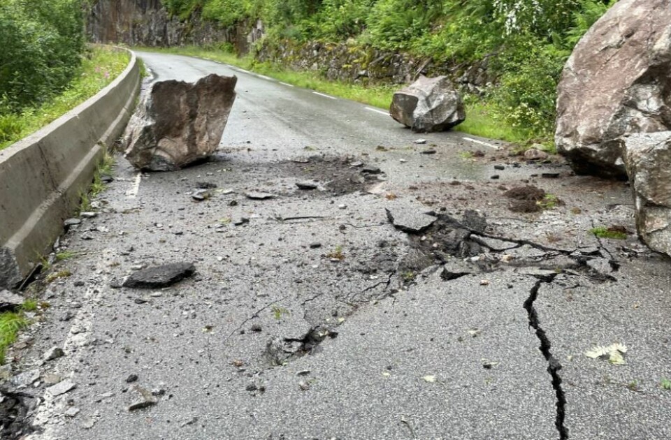 Et steinskred stengte riksvei 13 ved Lonavatnet 13. juli. Et steinskred stengte riksvei 13 ved Lonavatnet 13. juli. Foto: Statens vegvesen