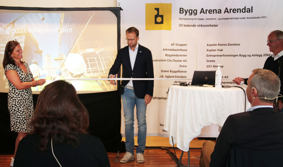 Kommunal- og moderniseringsminister Nikolai Astrup sto for åpningen av Bygg Arena Arendal. Her flankert av arrangementsansvarlig Lene Eikefjord og prosjektleder Sverre Tiltnes. Kommunal- og moderniseringsminister Nikolai Astrup sto for åpningen av Bygg Arena Arendal. Her flankert av arrangementsansvarlig Lene Eikefjord og prosjektleder Sverre Tiltnes.