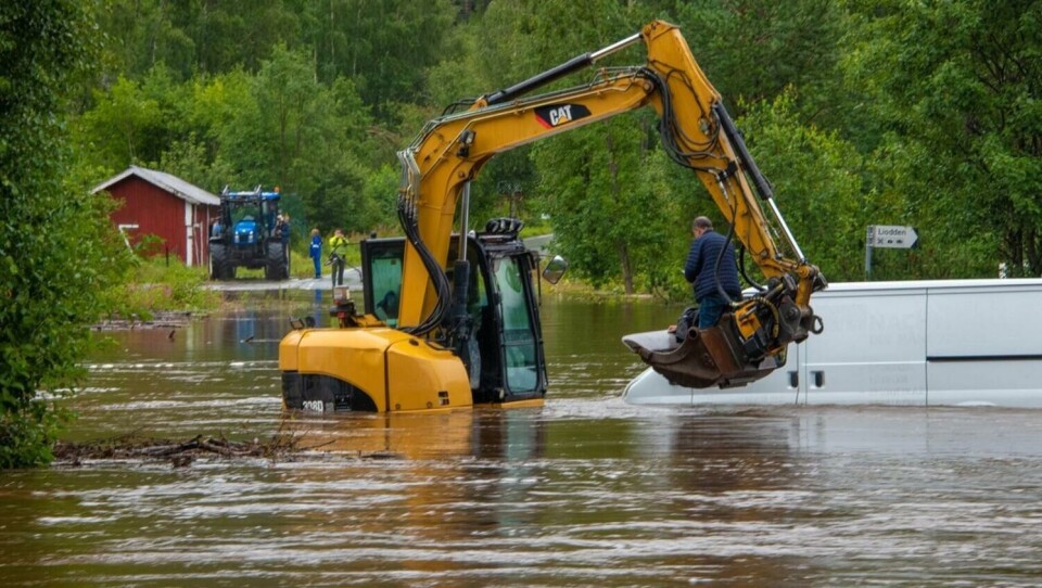 Her blir Lutfi og vennen hans hentet ut av varebilen med gravemaskin. Her blir Lutfi og vennen hans hentet ut av varebilen med gravemaskin. Foto: Kjersti Rylandsholm