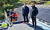 PILOTPROSJEKT: Fornøyd gjeng etter installasjon av solpaneler på bolighus. Bak: Sveinung Isaksen og Charly Berthod, Greenstat, Bjarte Leirvik, Norgeshus KV Bygg Suldal, Sebastian Farmen, Greenstat og Snorre Bjørkum, Norgeshus. Foto: Norgeshus