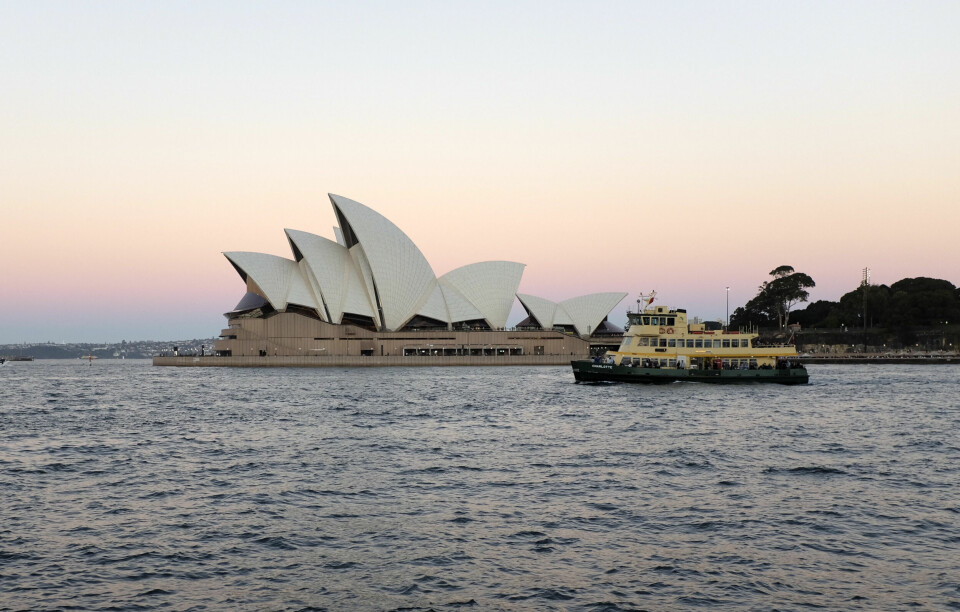 Operahuset i Sydney i solnedgang, sett fra sjøsiden.