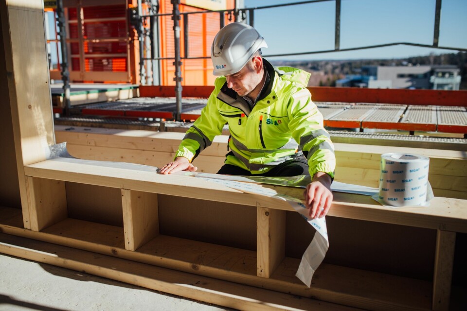 Montering av SIGA Produkt Rissan 430 grey for fuktsikring av losholten. Montering av SIGA Produkt Rissan 430 grey for fuktsikring av losholten.