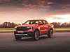 Nye Ford Ranger Raptor er stinn av utstyr og nye tekniske løsninger, og leveres med en twin-turbo 3-liters V6 EcoBoost bensinmotor som yter hele 288 hk og 491 Nm. Foto: Ford.