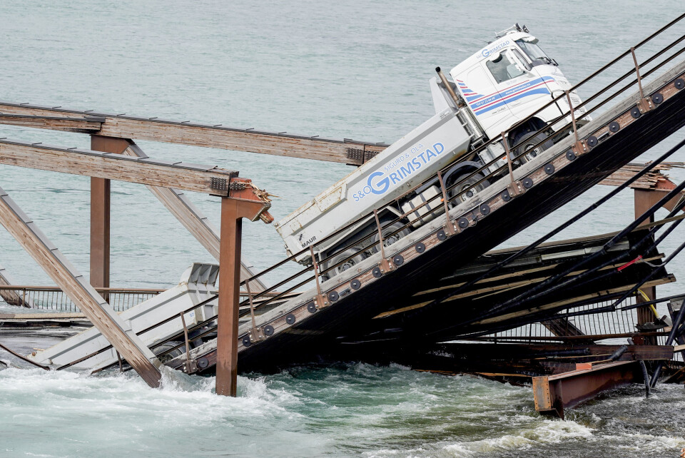 Tretten bru på fylkesvei 254 over Gudbrandsdalslågen og E6 i Øyer kommune i Innlandet kollapset 15. august 2022. Foto: Heiko Junge / NTB