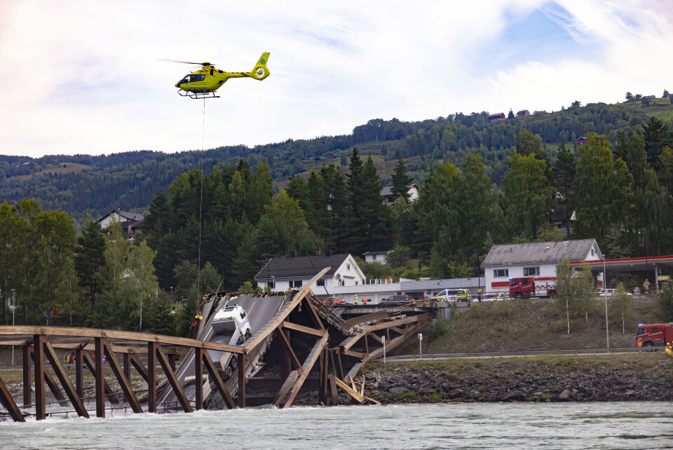 Tretten bru på fylkesvei 254 over Gudbrandsdalslågen og E6 i Øyer kommune i Innlandet kollapset 15. august 2022. Foto: Geir Olsen / NTB