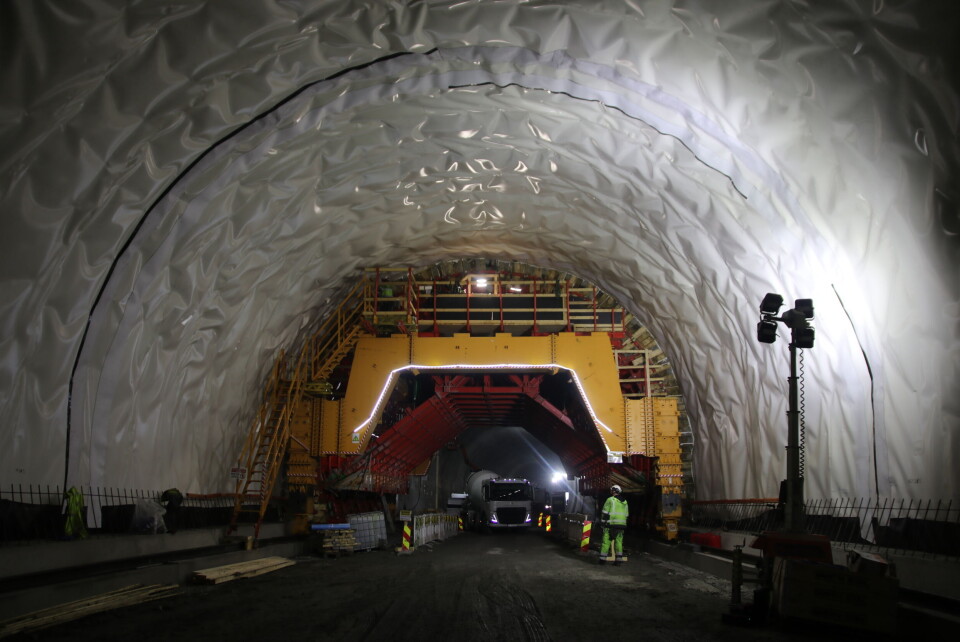 Bane Nor og entreprenørfellesskapet MossIA har valgt en metode med membran utenpå den støpte liningen som skal gjøre tunnelen vann- og frostsikker. Løsningen skal holde vann på utsiden av tunnelprofilen. Bane Nor og entreprenørfellesskapet MossIA har valgt en metode med membran utenpå den støpte liningen som skal gjøre tunnelen vann- og frostsikker. Løsningen skal holde vann på utsiden av tunnelprofilen. Arkivfoto: Frode Aga