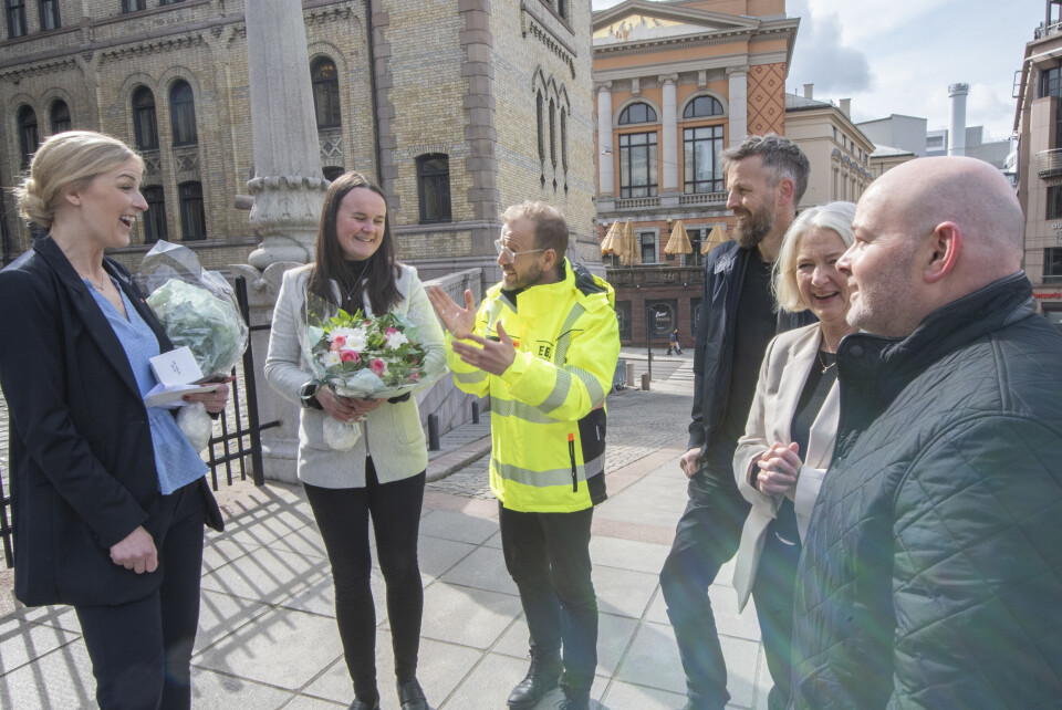 Udanningspolitisk talsperson i Arbeiderpartiet, Elise Waagen (fra venstre) og Marit Knutsdatter Strand i Senterpartiet ble takket av EBA-sjef Heikki Eidsvoll Holmås, kompetansedirektør Kjetil Tvedt i BNL, Rørentreprenørende-sjef Marianne Røiseland og kompetansesjef Thomas Norland i EBA for arbeidet de har gjort med forslaget til ny opplæringslov.