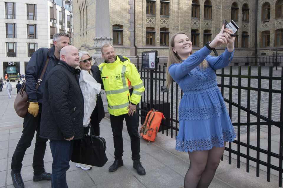 Senterpartipolitiker Maren Grøthe i Utdannings- og forskningskomiteen ville også ha et bilde med de oppmøtte representantene for byggenæringen.