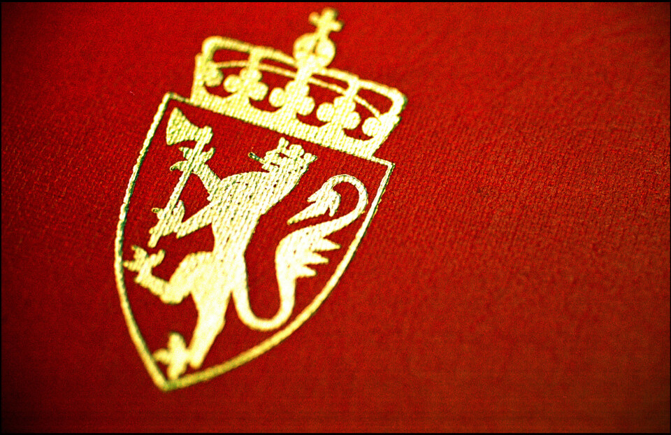 OSLO, 22022002 : Lovbok / Norges lover 1687-1999, fotografert i Sarpsborg tinghus. Riksvåpen utenpå boken. FOTO : Berit Roald / SCANPIXBerit Roald OSLO, 22022002 : Lovbok / Norges lover 1687-1999, fotografert i Sarpsborg tinghus. Riksvåpen utenpå boken. FOTO : Berit Roald / SCANPIX
