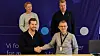 Hans Kjetil Traen, adm.dir. Marthinsen & Duvholt, og Lars Andre Tangerås, direktør portefølje Sør i Bane Nor, signerte kontrakten om bygging av togparkering Tønsberg. Bak f.v. Gro Helen Skaar, prosjektleder Bane Nor og Hans Petter Ytterbøe, prosjektleder Marthinsen & Duvholt. Foto: Foto: Anne Mette Storvik/Bane NOR